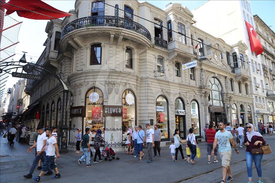 Beyoğlu'nun pasajları, zamana meydan okuyor