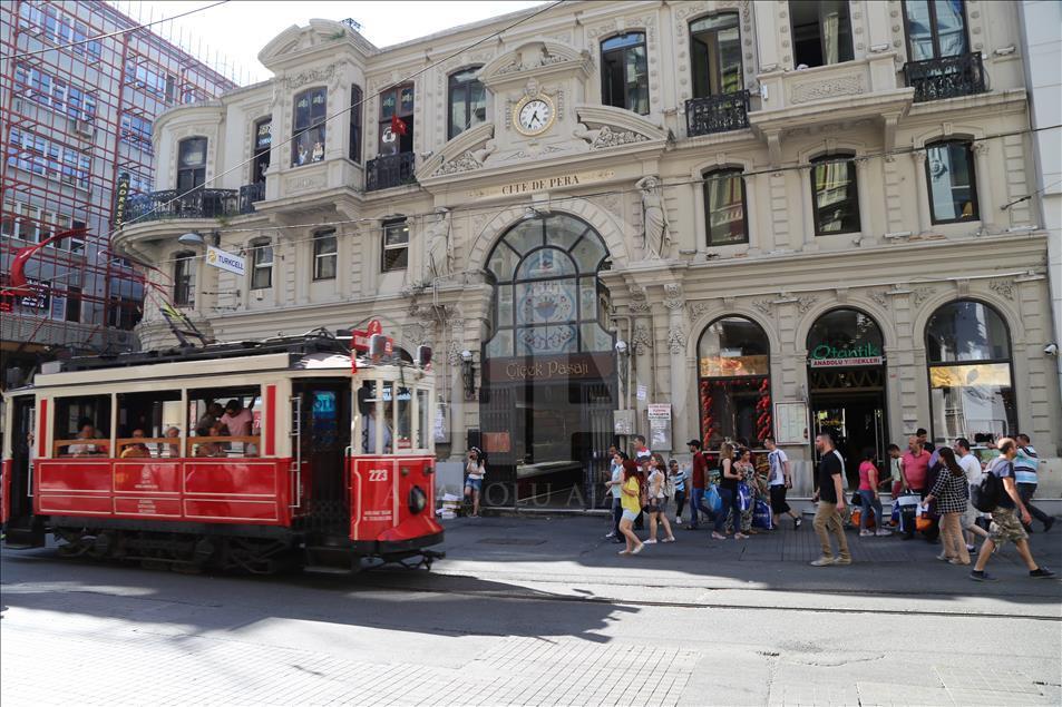 Beyoğlu'nun pasajları, zamana meydan okuyor