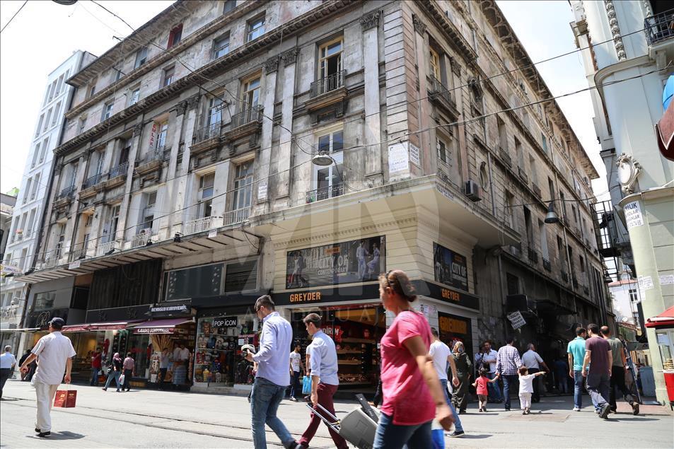 Beyoğlu'nun pasajları, zamana meydan okuyor