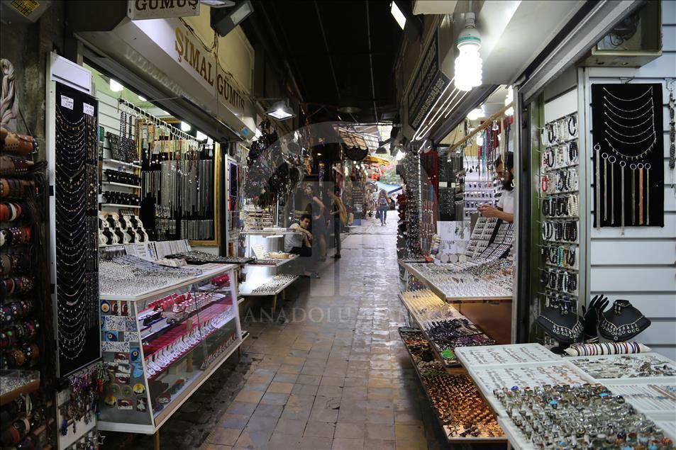 Beyoğlu'nun pasajları, zamana meydan okuyor