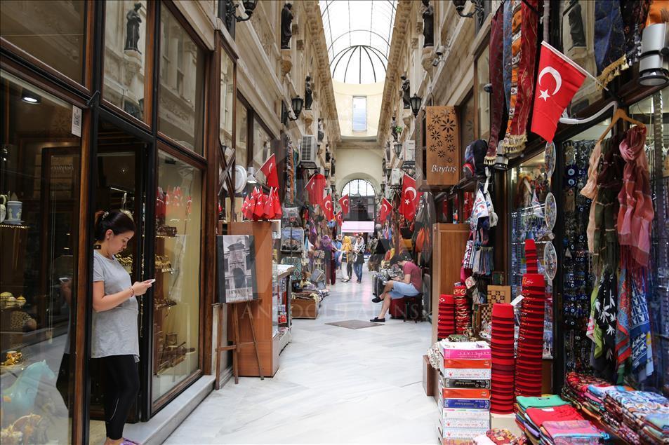 Beyoğlu'nun pasajları, zamana meydan okuyor