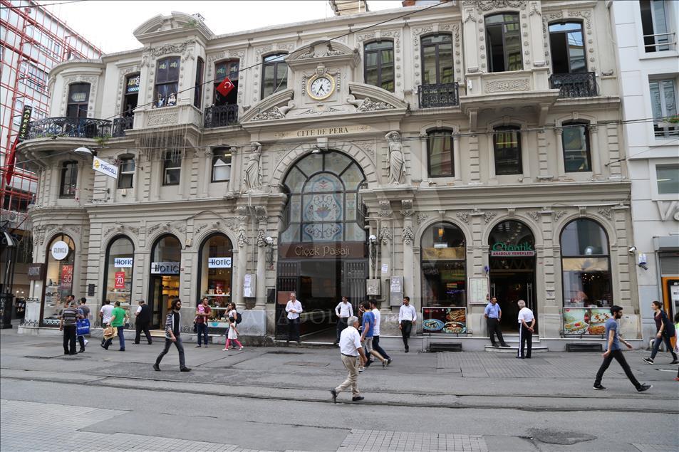 Beyoğlu'nun pasajları, zamana meydan okuyor