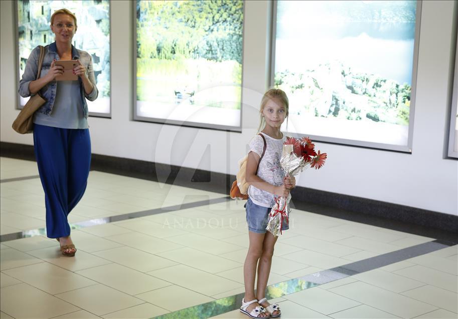 İlk Rus kafilesi çiçeklerle karşılandı