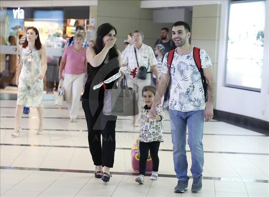 İlk Rus kafilesi çiçeklerle karşılandı
