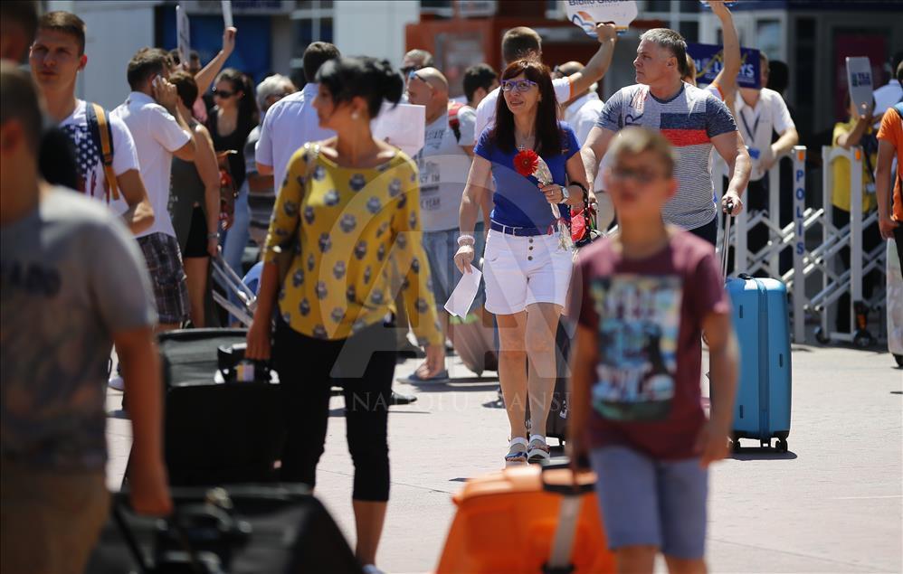 İlk Rus kafilesi çiçeklerle karşılandı