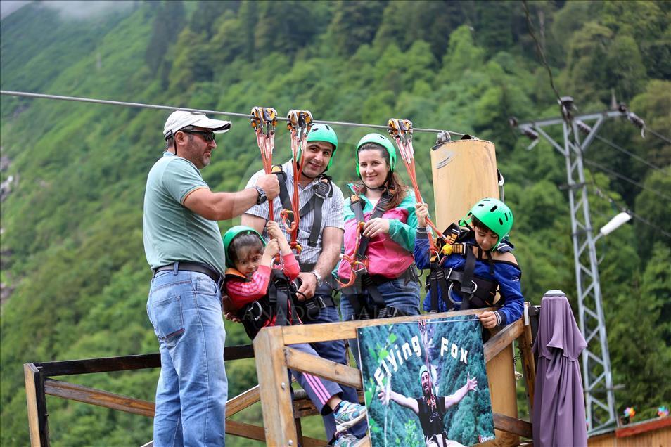 Tatilcilerin "zipline" keyfi