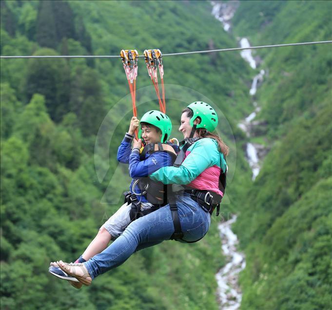 Tatilcilerin "zipline" keyfi