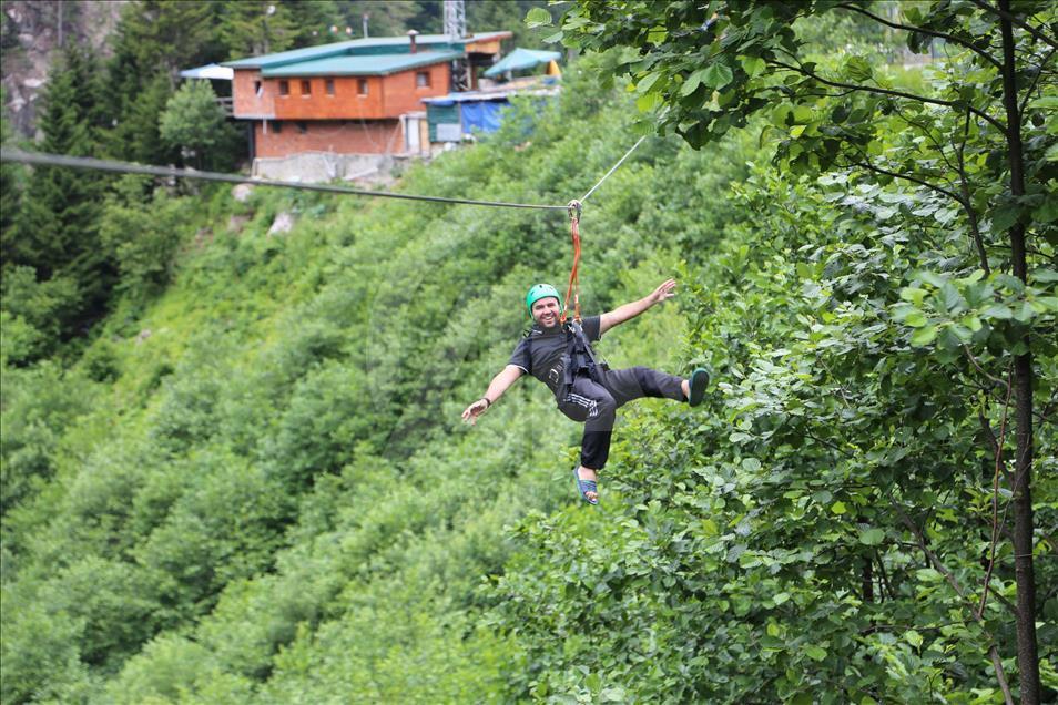 Tatilcilerin "zipline" keyfi