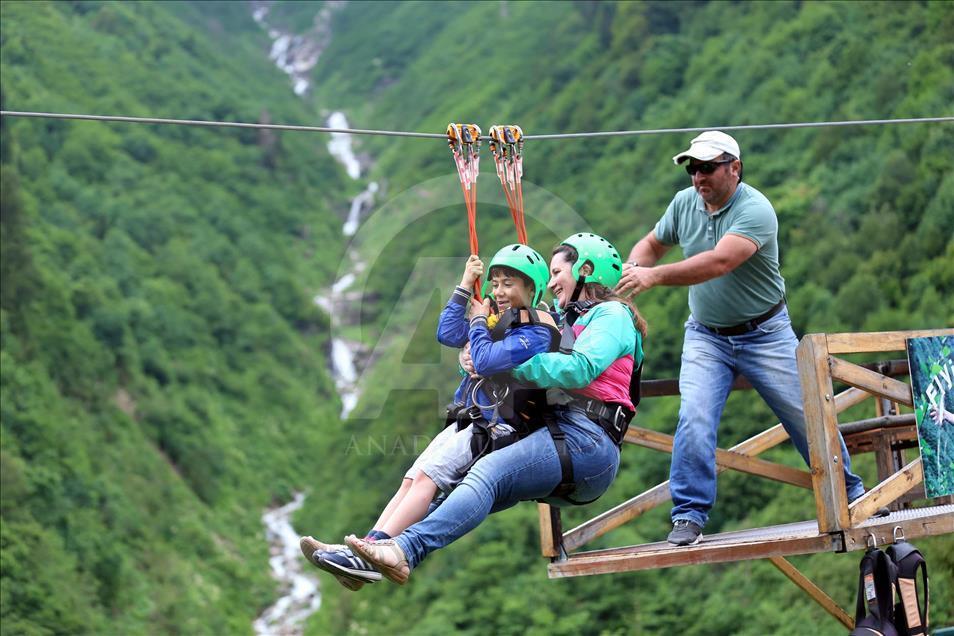 Tatilcilerin "zipline" keyfi