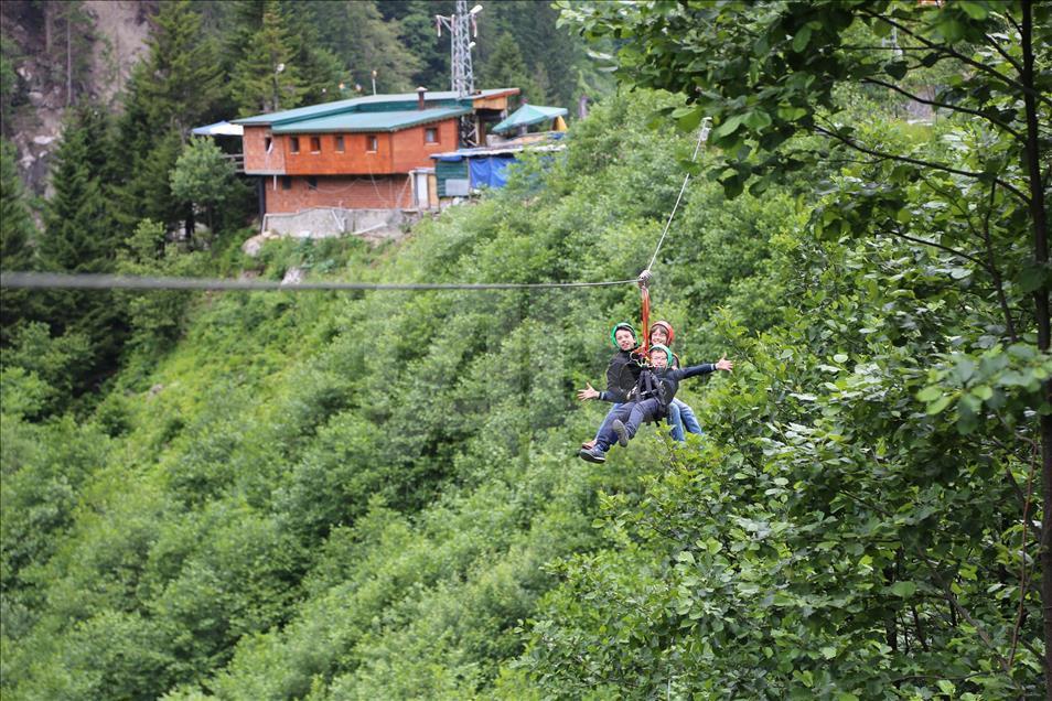 Tatilcilerin "zipline" keyfi