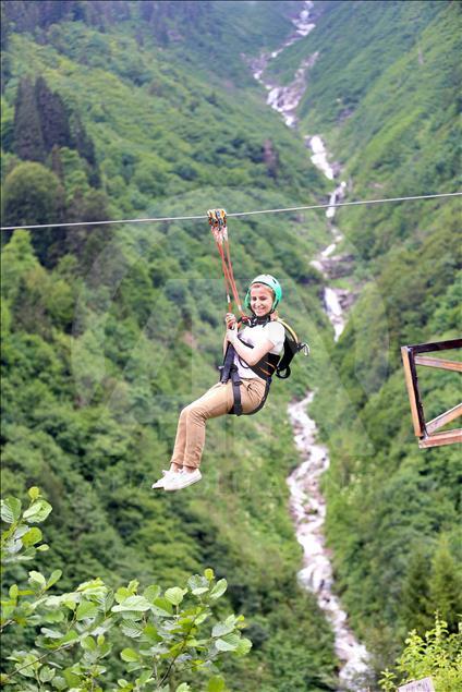 Tatilcilerin "zipline" keyfi