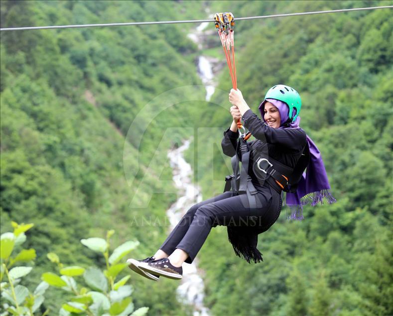 Tatilcilerin "zipline" keyfi