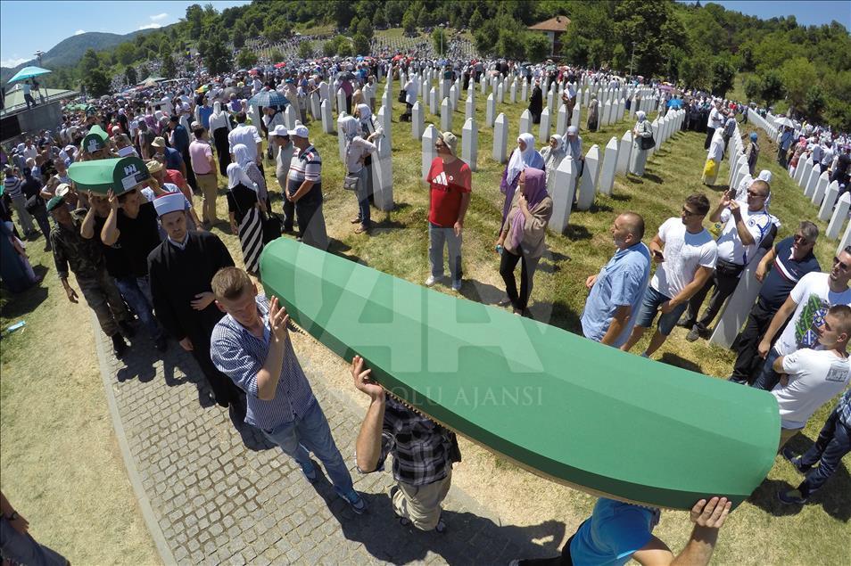 Više od 10.000 vjernika klanjalo dženaza-namaz za 127 žrtava srebreničkog genocida