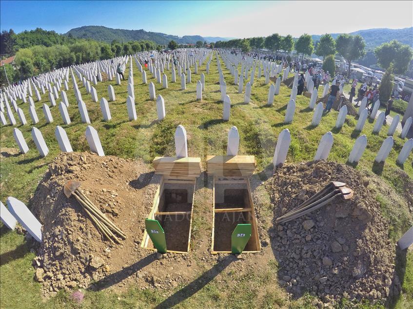 Porodice žrtava srebreničkog genocida pristižu u Potočare: Posljednji oproštaj od ubijenih očeva, braće, djedova...