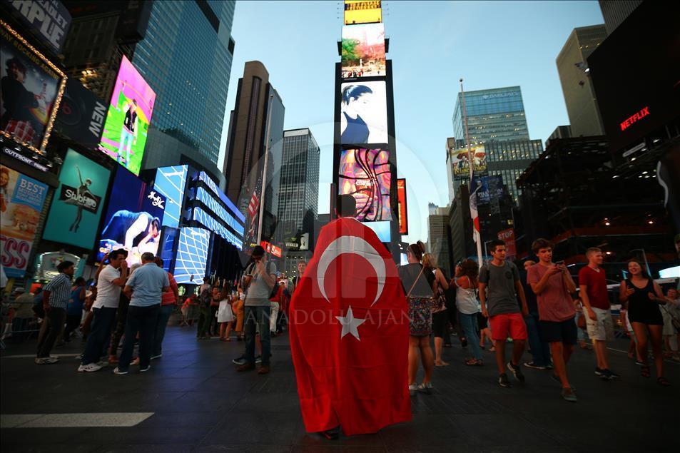 FETÖ'nün darbe girişimi New York'ta protesto edildi