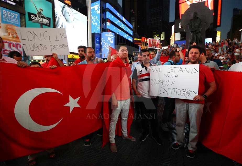 FETÖ'nün darbe girişimi New York'ta protesto edildi