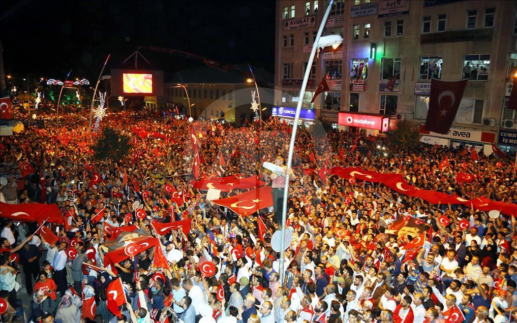 Türkiye darbe girişimine karşı ayakta