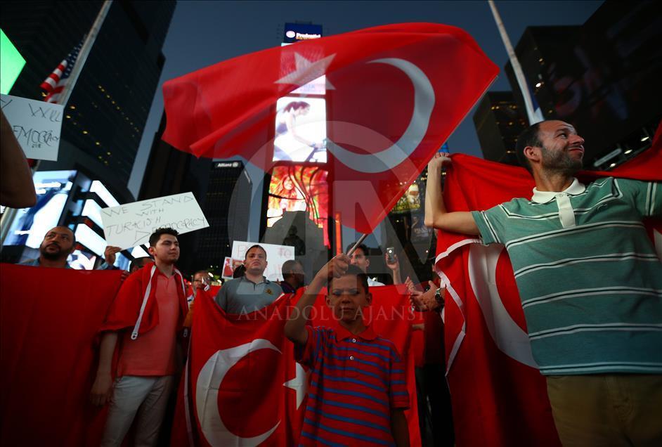 FETÖ'nün darbe girişimi New York'ta protesto edildi