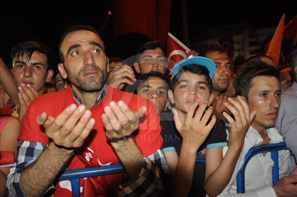 
FETÖ'nün darbe girişimine tepkiler