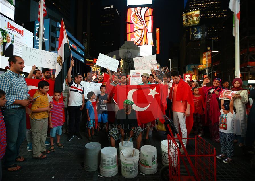 FETÖ'nün darbe girişimi New York'ta protesto edildi