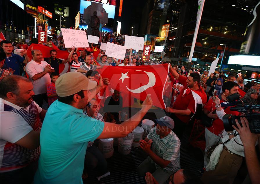 FETÖ'nün darbe girişimi New York'ta protesto edildi