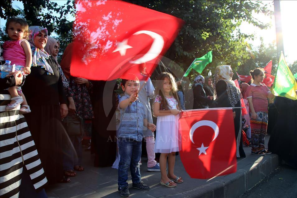 Diyarbakır'da İslami Sivil Toplum Kuruluşları FETÖ'nün darbe girişimini protesto etti
