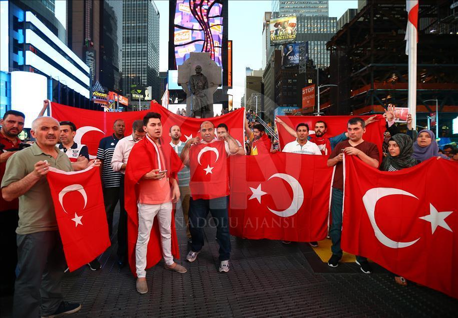 FETÖ'nün darbe girişimi New York'ta protesto edildi