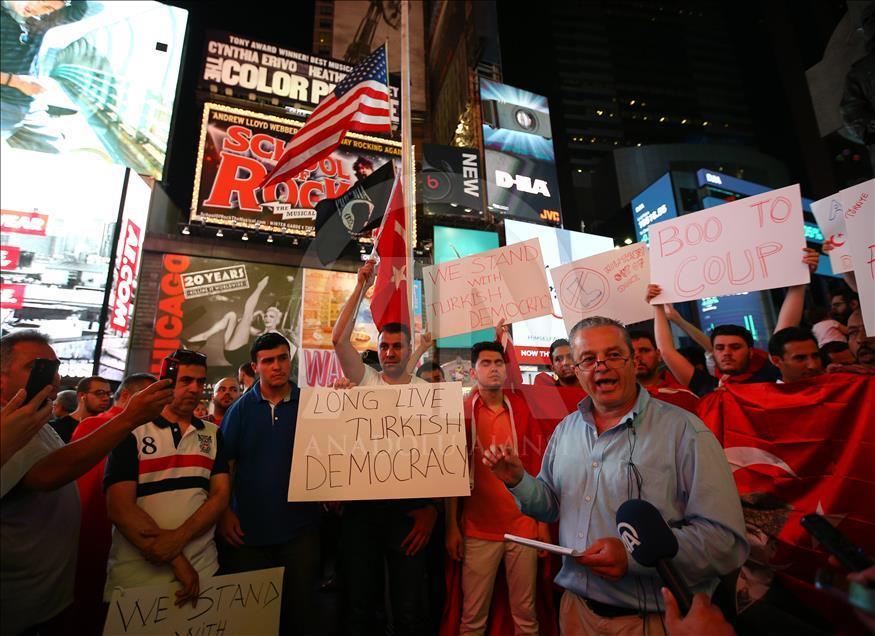 FETÖ'nün darbe girişimi New York'ta protesto edildi