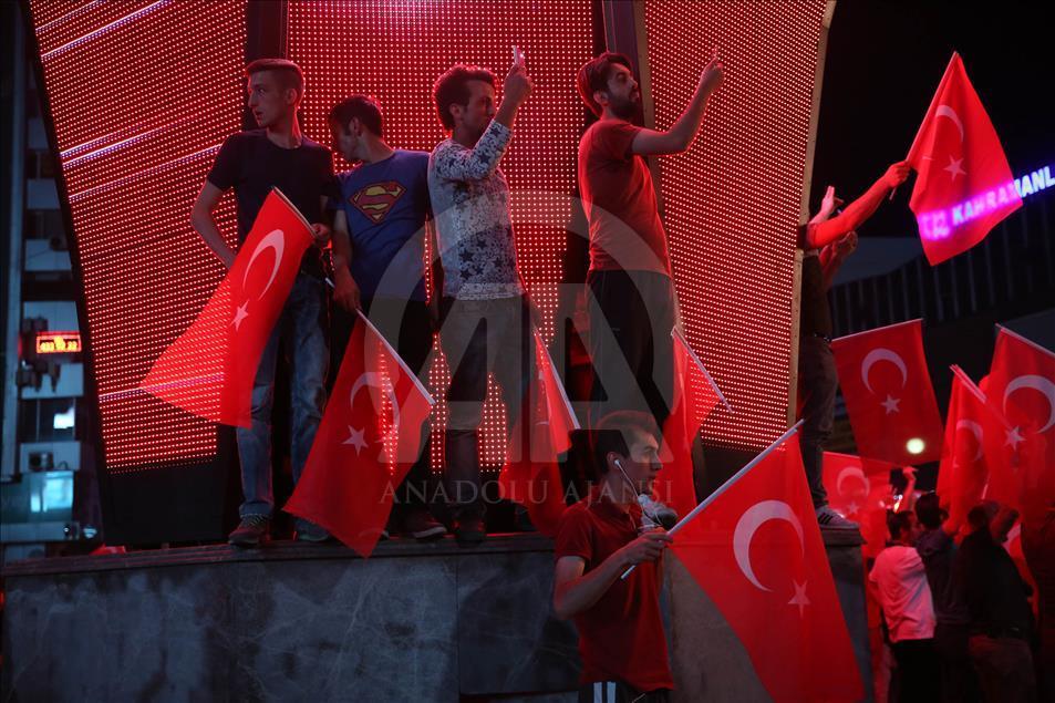 Türkiye darbe girişimine karşı ayakta