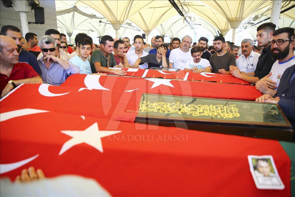 Demokrasi şehitleri son yolculuğuna uğurlanıyor