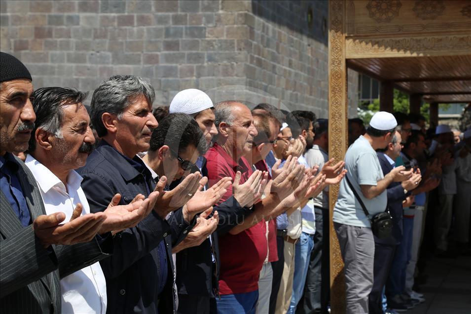 Erzurum'da demokrasi şehitleri için gıyabi cenaze namazı