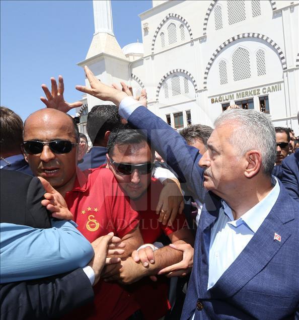 Demokrasi şehitleri toprağa veriliyor