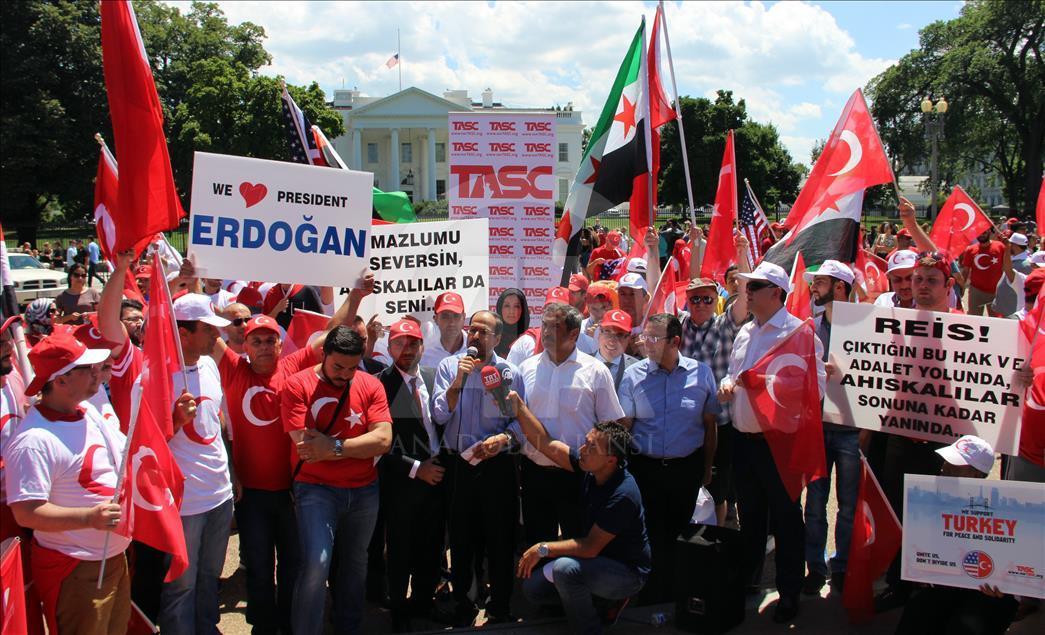 FETÖ'nün darbe girişimi Beyaz Saray önünde protesto edildi