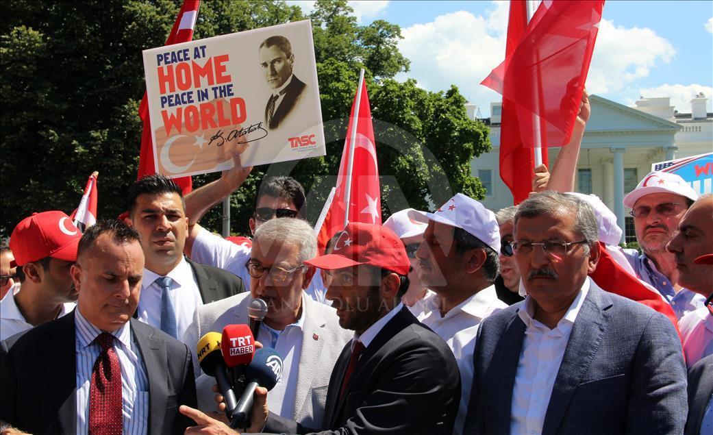FETÖ'nün darbe girişimi Beyaz Saray önünde protesto edildi