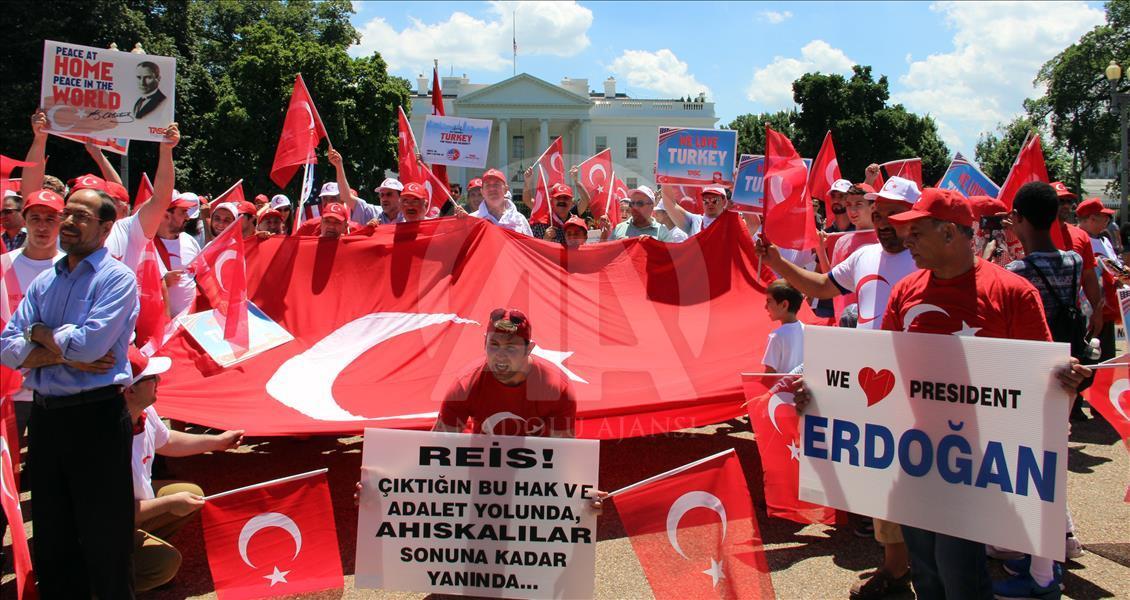 FETÖ'nün darbe girişimi Beyaz Saray önünde protesto edildi
