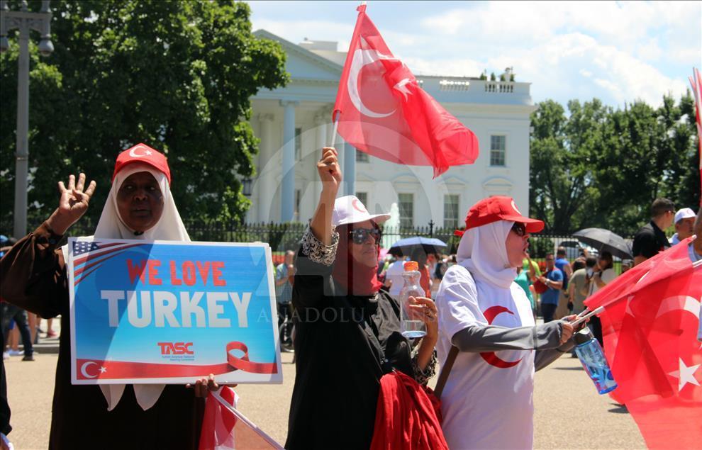 FETÖ'nün darbe girişimi Beyaz Saray önünde protesto edildi