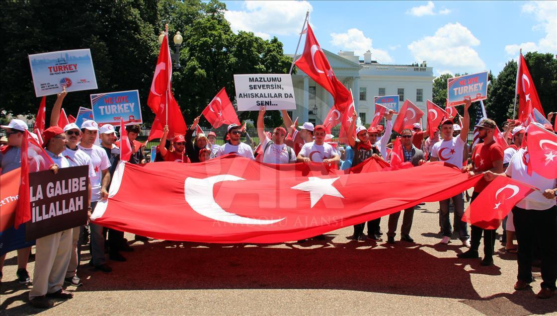 FETÖ'nün darbe girişimi Beyaz Saray önünde protesto edildi
