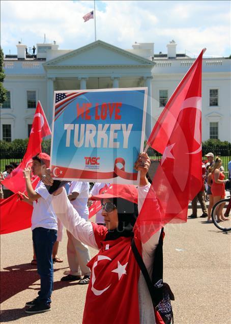FETÖ'nün darbe girişimi Beyaz Saray önünde protesto edildi