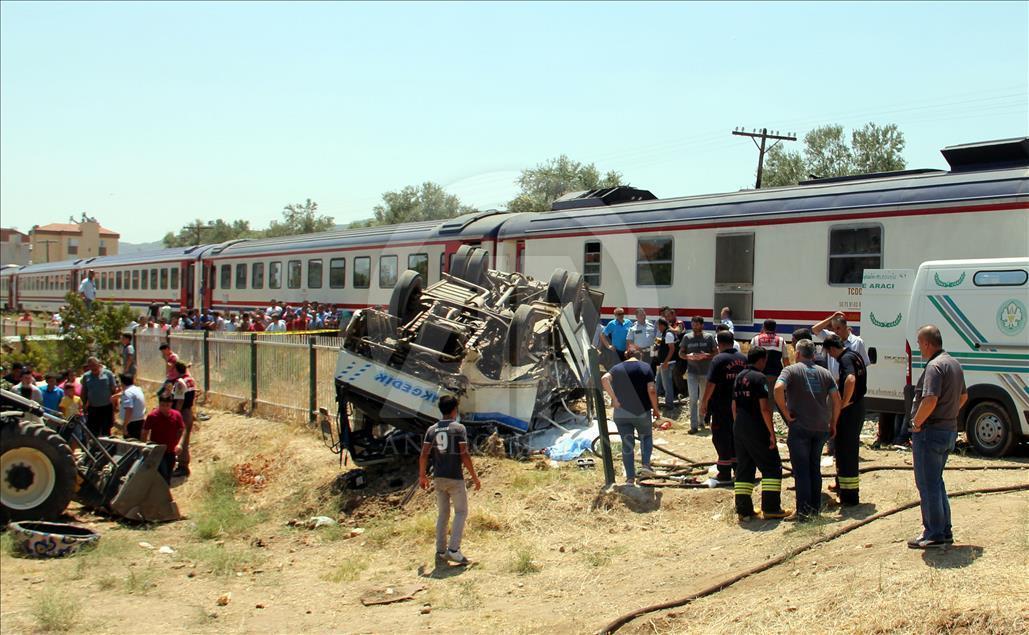 Manisa'da hemzemin geçitte kaza: 6 ölü