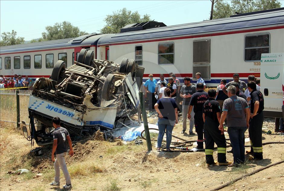 Manisa'da hemzemin geçitte kaza: 6 ölü