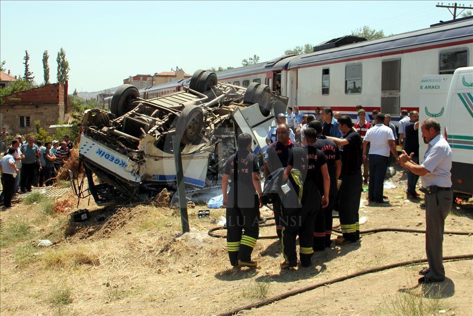 Manisa'da hemzemin geçitte kaza: 6 ölü