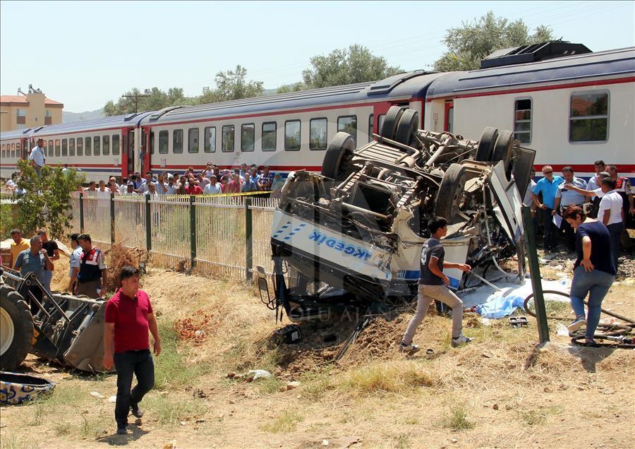 Manisa'da hemzemin geçitte kaza: 6 ölü
