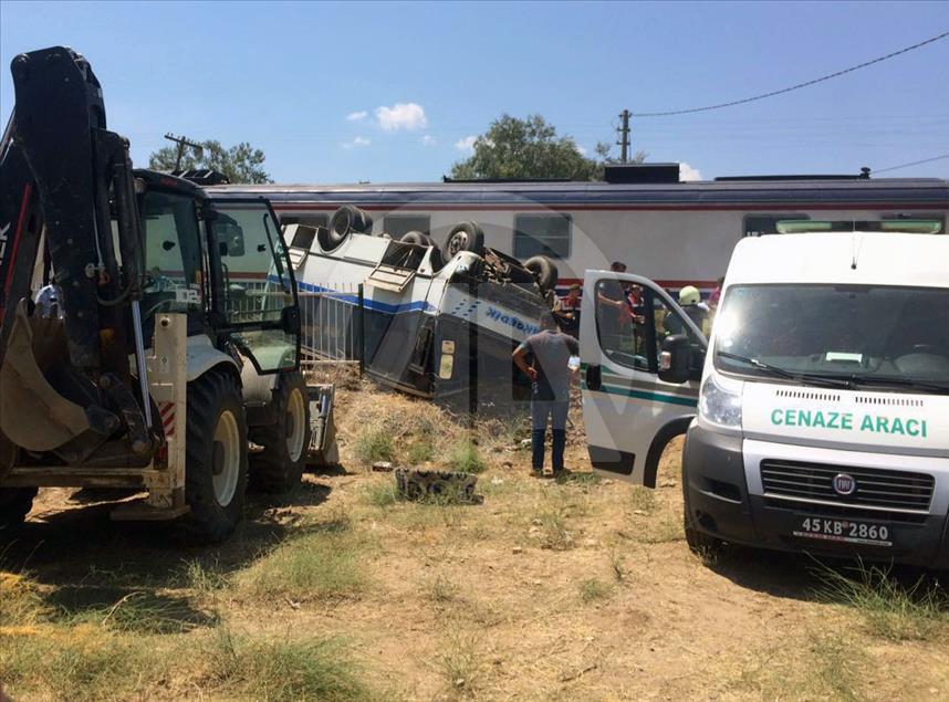 Manisa'da hemzemin geçitte kaza: 6 ölü