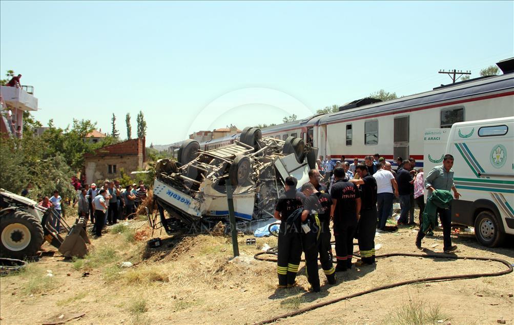 Manisa'da hemzemin geçitte kaza: 6 ölü