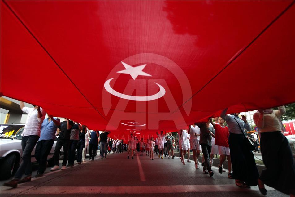 ''1919 metrelik bayrağın altında 20 bin kişi''