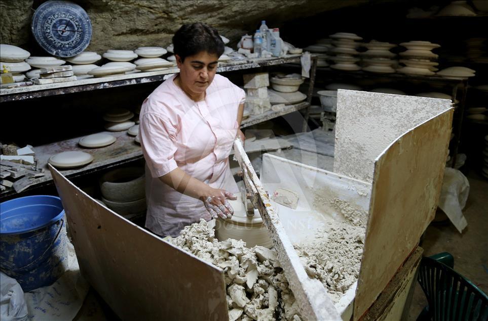 Seramiği işleyen hünerli parmaklar