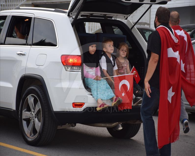 Kanada’da Türkler, Milli İrade ve Demokrasi Yürüyüşü yaptı