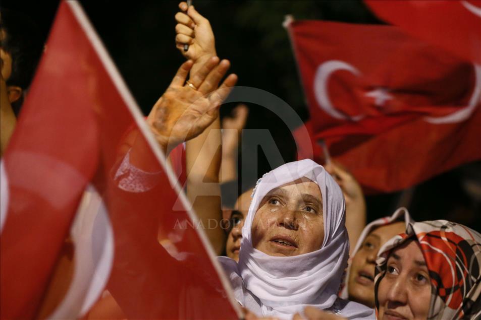  Li Diyarbekirê, li hember hewla derbeyê ya Rêxistina Terorê ya Fethullahî (FETO) welatî di "nobeda demokrasiyê" da berdewam in.