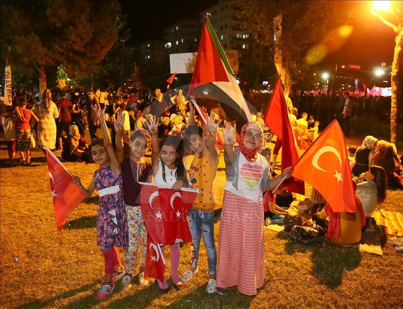  Li Diyarbekirê, li hember hewla derbeyê ya Rêxistina Terorê ya Fethullahî (FETO) welatî di "nobeda demokrasiyê" da berdewam in.