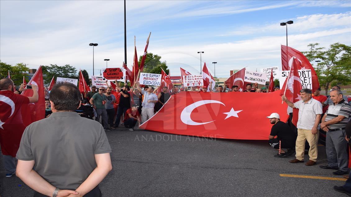 Kanada’da Türkler, Milli İrade ve Demokrasi Yürüyüşü yaptı